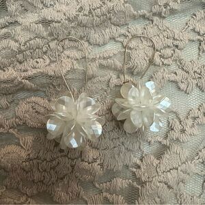 Flower decor drop earrings